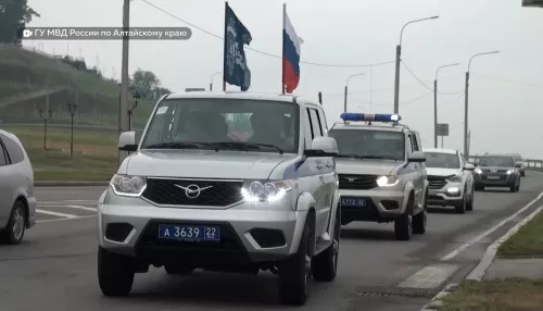 Полицейские Алтайского края провели автопробег в честь юбилея службы участковых