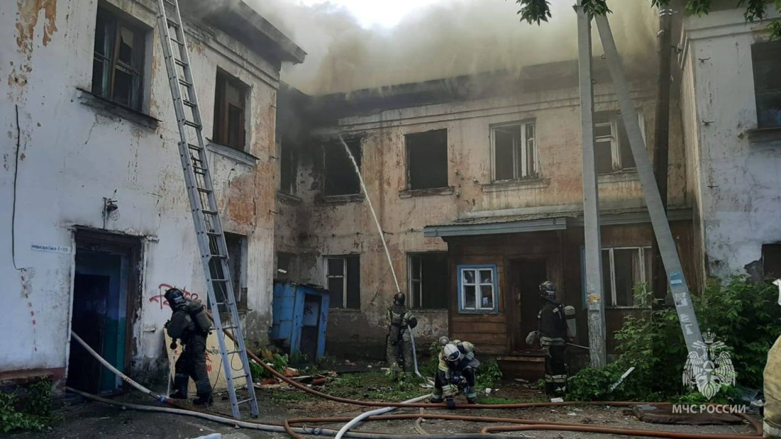 Пожар вновь произошел в двухэтажке на ВРЗ в Барнауле - Толк 16.06.2023