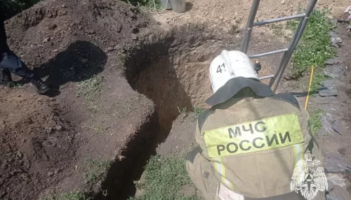 В Заринске спасли пенсионерку, которая упала в трехметровую яму