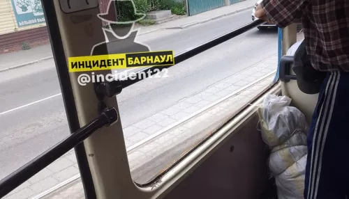 В Барнауле в трамвайном вагоне на ходу выпало окно
