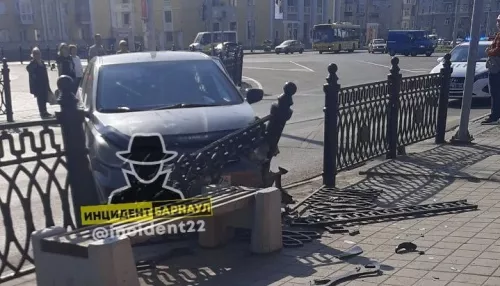 Визг тормозов и удар. В Барнауле легковушка снесла забор на площади Октября