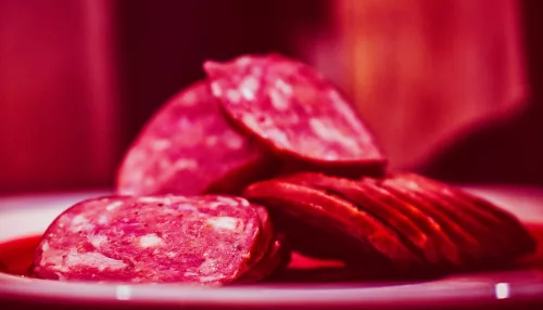 Ученые выяснили, что колбаса и бекон увеличивают риск развития рака