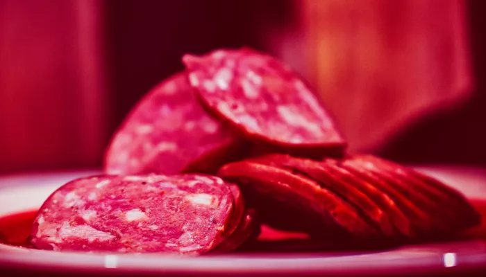 Алтайского производителя наказали крупным штрафом за колбасу с мясным клеем