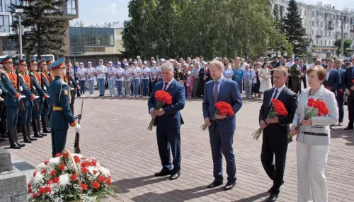 В Барнауле прошло возложение цветов к Мемориалу Славы