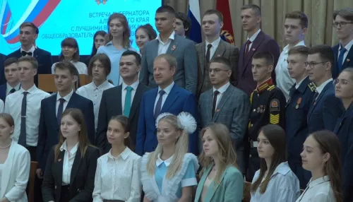 Виктор Томенко встретился с лучшими выпускниками школ Алтайского края