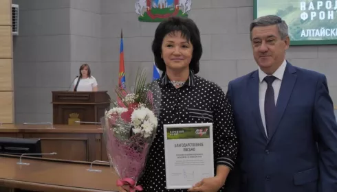 Барнаульцам вручили награды за оказание помощи бойцам СВО