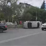 В центре Барнаула автомобиль оказался на боку после ДТП