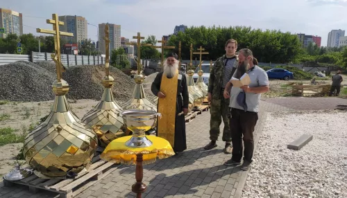 Алтайский митрополит освятил купола и кресты нового храма на Солнечной Поляне