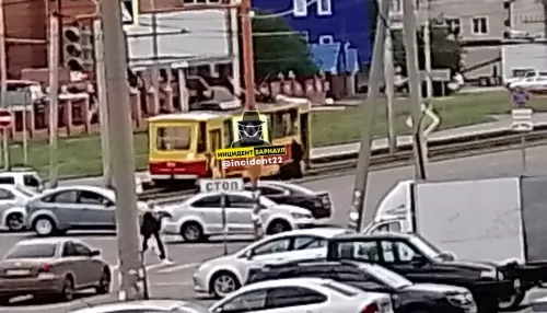 В Барнауле трамвай сошел с рельсов на улице Попова