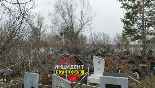 Рубцовских чиновников через суд обязали убрать свалки мусора на кладбище