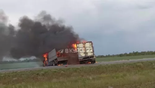 В Алтайском крае на трассе столкнулись и загорелись два грузовика