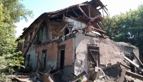 В Барнауле сносят еще один аварийный дом на улице Ярных