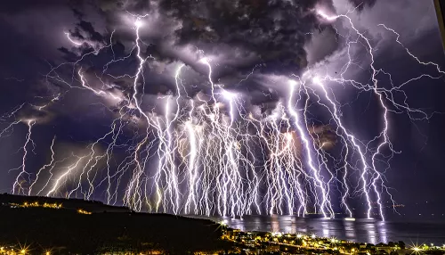 Фотограф объединил снимки более 100 молний, которые час били в одно место