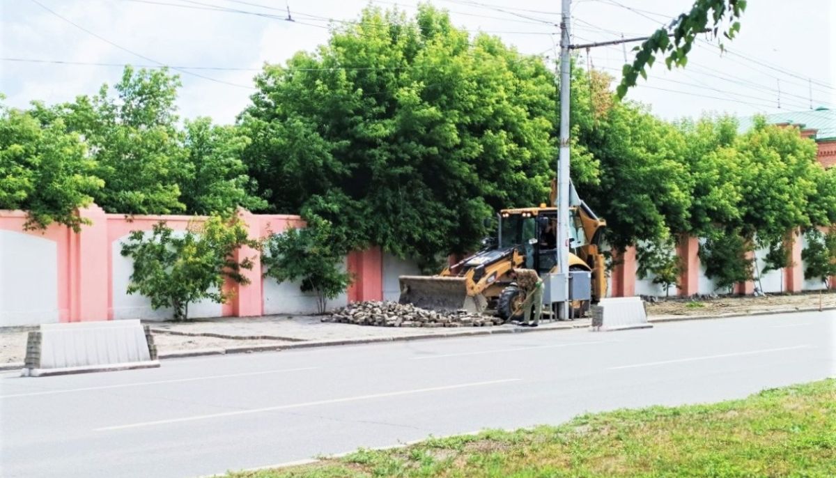 В Барнауле на Ленина приводят в порядок пешеходный тротуар - Толк 29.06 ...