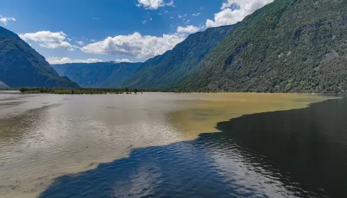 Появились уникальные кадры, как мутные воды Чулышмана впадают в Телецкое озеро