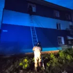 В Барнауле из задымленного дома через окна эвакуировали жильцов
