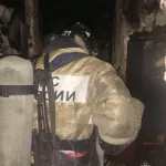 В Бийске среди ночи загорелась квартира в жилом доме