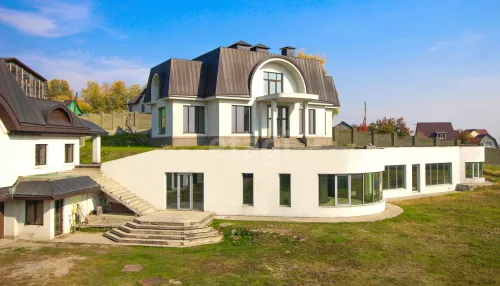 В Барнауле за 69 млн рублей продают дом со спа-комплексом и лужайкой на крыше