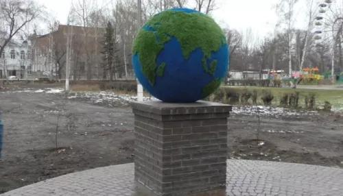 В Рубцовске сожгли арт-объект Земля в городском парке