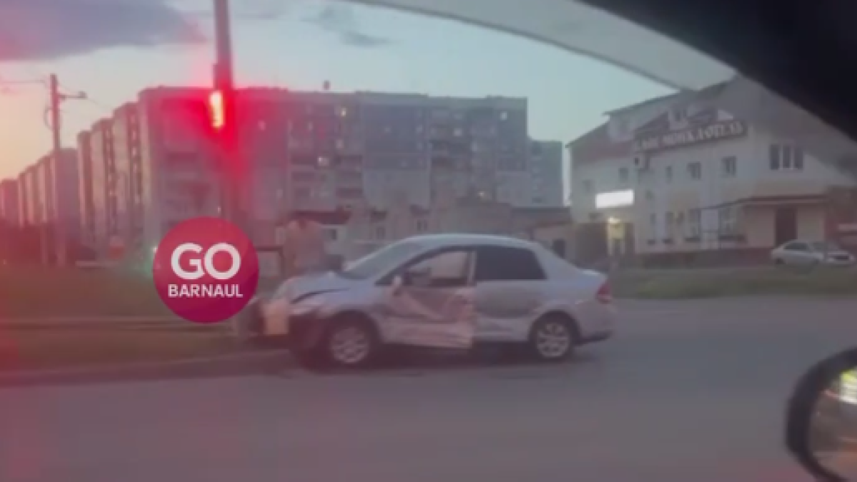 В Барнауле автомобиль врезался в столб на перекрестке | 02.07.2023 | Барнаул  - БезФормата