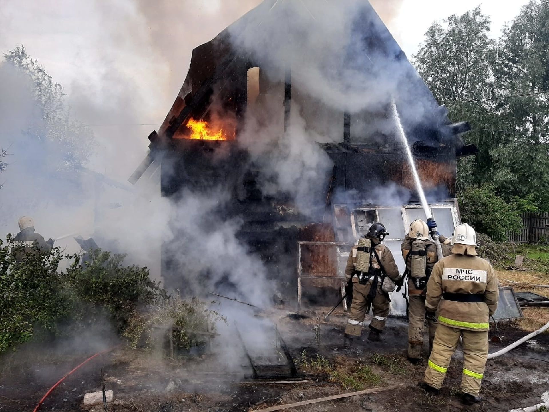 Май сгорел. Пожар в частном секторе Барнаул. В СНТ Металлург сгорел дом. Пожарные тушат дом в СНТ. Пожар в Понтонном.