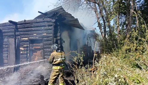 В алтайском селе вспыхнул двухквартирный дом на площади 80 квадратов