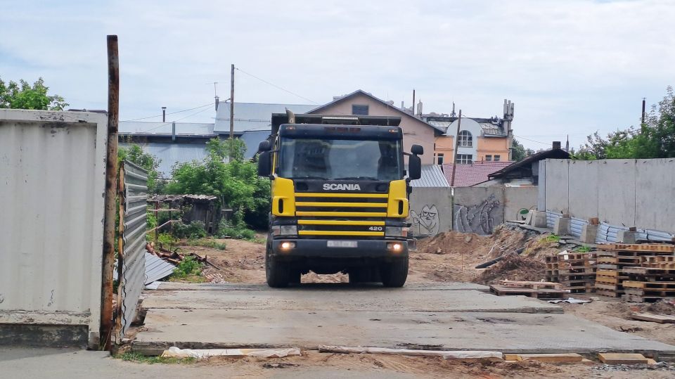 Участок на улице Анатолия, 33, где ведется строительство доходного дома