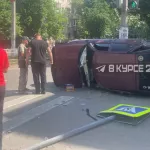 В Барнауле на перекрестке автомобиль снес дорожный знак и перевернулся