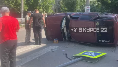 В Барнауле на перекрестке автомобиль снес дорожный знак и перевернулся