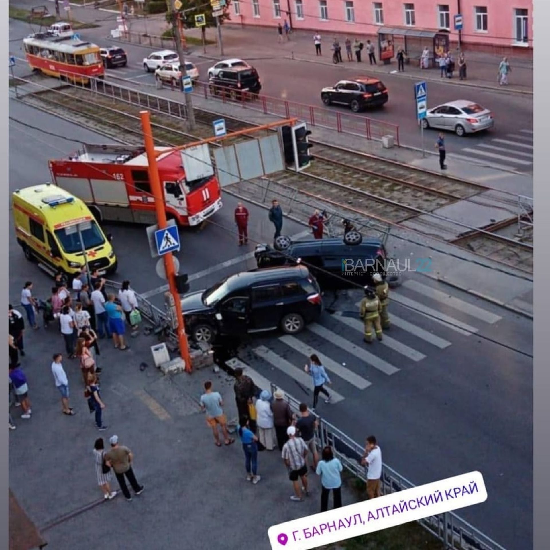 Жесткое ДТП с переворотом произошло в центре Барнаула - Толк 25.06.2020