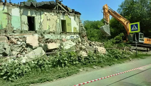 В Барнауле продолжают сносить старые аварийные дома