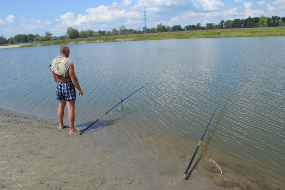 Барнаульцы давно облюбовали гребной канал для рыбалки
