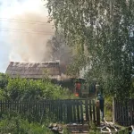 В алтайском селе из горящего дома через окно спасли пожилую женщину