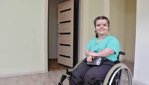 В Барнауле сирота-колясочница добилась квартиры на первом этаже