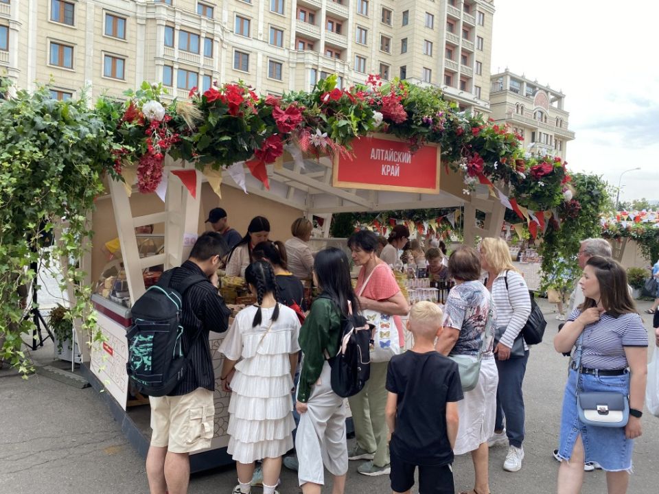Алтайские продукты на фестивале "Вкусы России" Алтайские продукты на фестивале "Вкусы России"