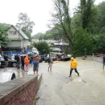 Десяток автомобилей унесло потоком воды из-за сильного ливня в Сочи