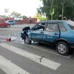 В центре Барнаула автомобиль протаранил столб после жесткого ДТП