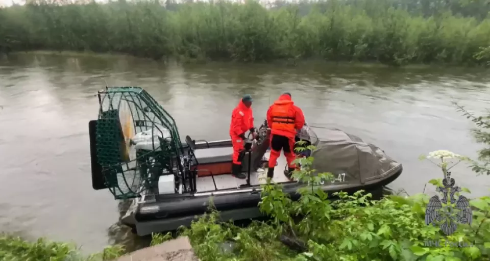 две девочки поют песню на берегу реки видео | Дзен