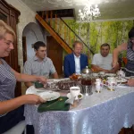 Виктор Томенко зашел на чай и поздравил алтайскую семью с золотым юбилеем