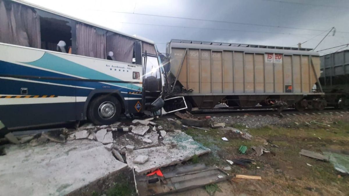 В Алтайском крае столкнулись грузовой поезд и автобус