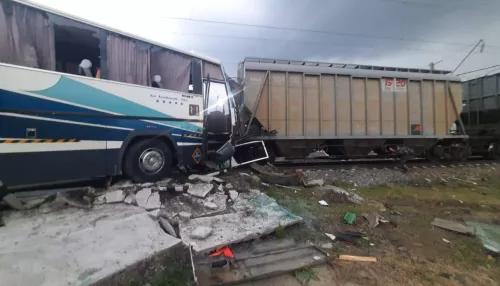 В Алтайском крае столкнулись грузовой поезд и автобус – один человек погиб