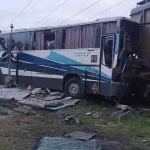 В Алтайском крае водитель автобуса заехал под поезд на красный сигнал семафора