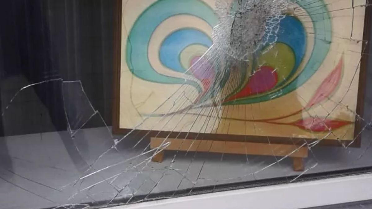 Разбитые стекла Выставочного зала
