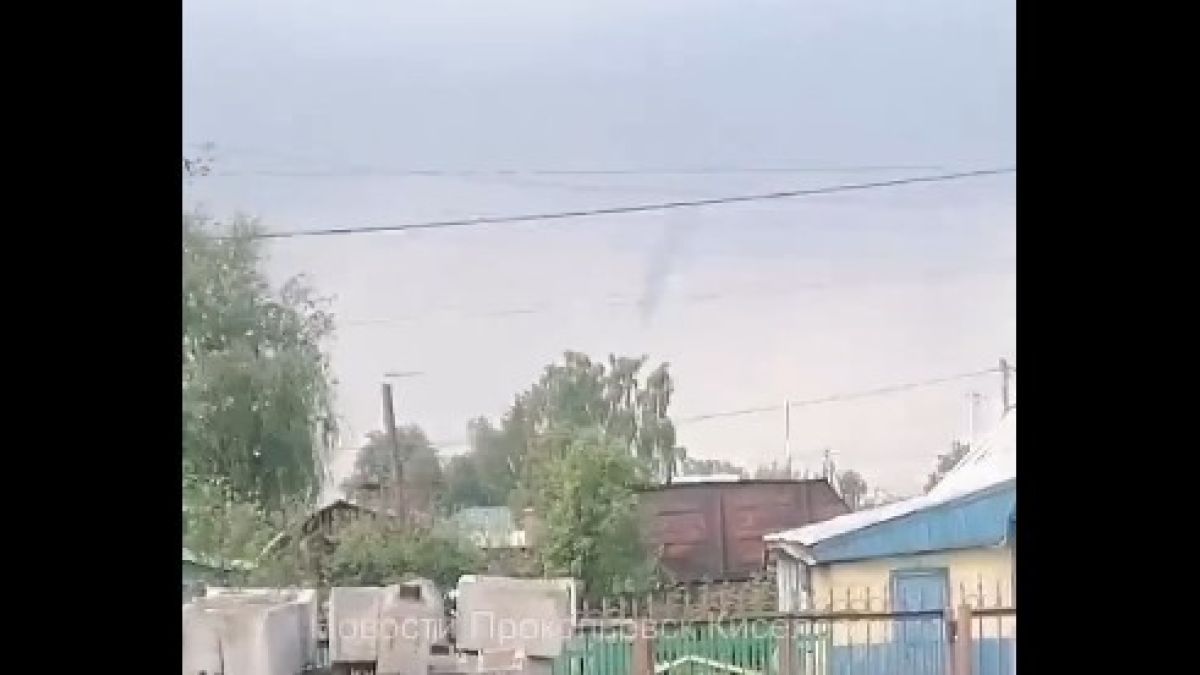 В Кемеровской области очевидцы сняли смерч на видео