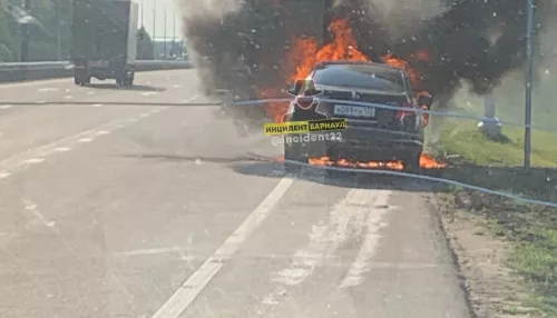 На трасcе Барнаул – Бийск сгорел автомобиль Nissan Teana