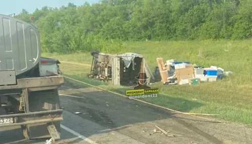 В Алтайском крае на трассе упал на бок грузовик с посылками