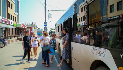Очевидцы: пассажирка на ходу выпала из автобуса в Барнауле