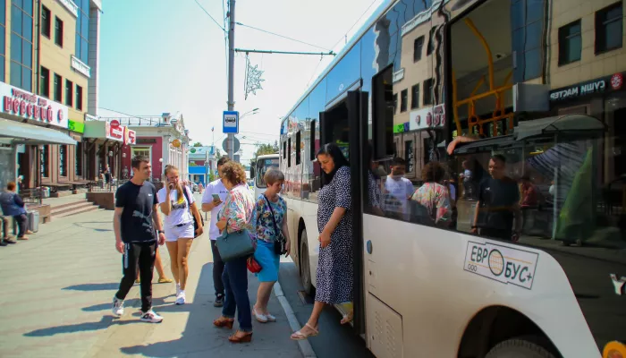 Очевидцы: пассажирка на ходу выпала из автобуса в Барнауле