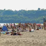 Барнаульцы ринулись на городской пляж, спасаясь от аномальной жары. Фоторепортаж