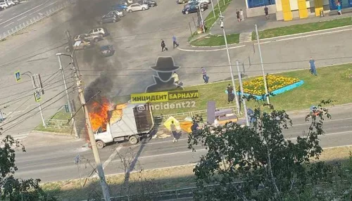 В Барнауле утром около ТЦ Бум загорелась газель